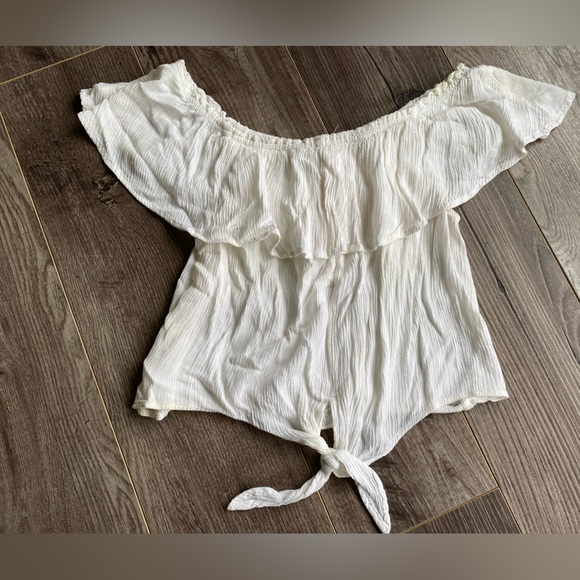 3/$15 White neutral crepe flowy off shoulder slightly cropped tied blouse - Picture 3 of 4